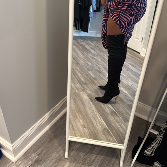 Over the knee black boots with pointed toe and gold decorative stiletto heel - Picture 6 of 8